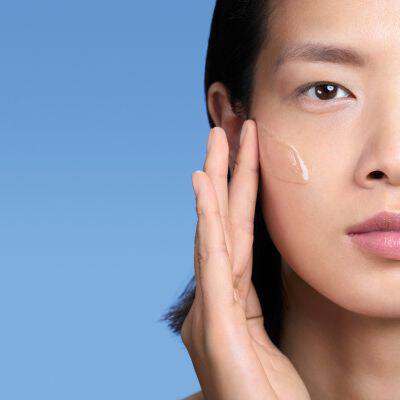 girl-prepare-skinfor-makeup