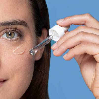 girl-prepare-skinfor-makeup 2