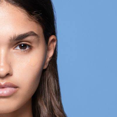 girl-prepare-skinfor-makeup 2