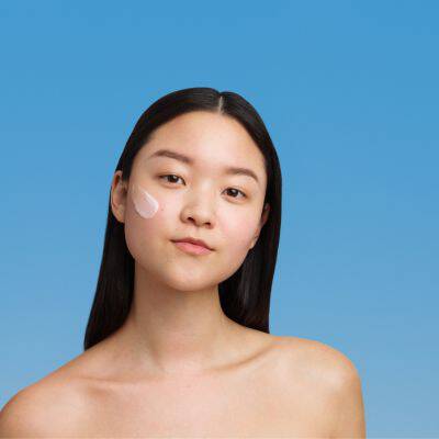 girl-prepare-skinfor-makeup 3