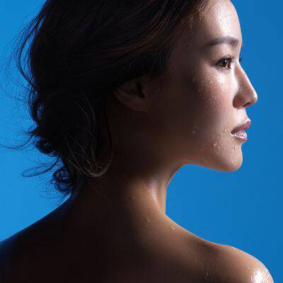 girl-prepare-skinfor-makeup