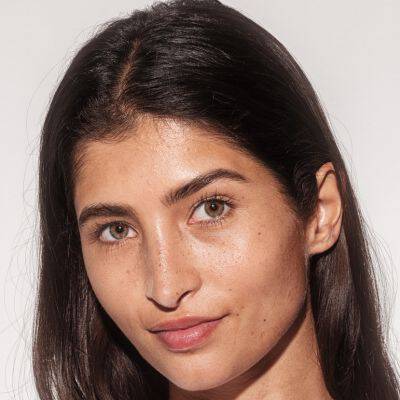 girl-prepare-skinfor-makeup 2