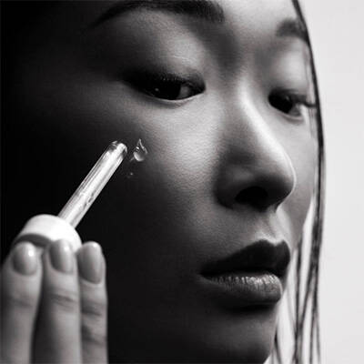 woman using hyaluronic acid serum